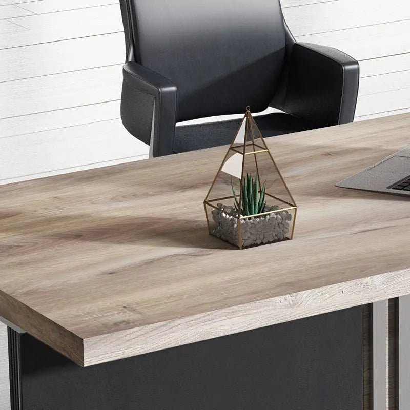Bureau exécutif en L, style industriel moderne, imitation bois, avec classeur.