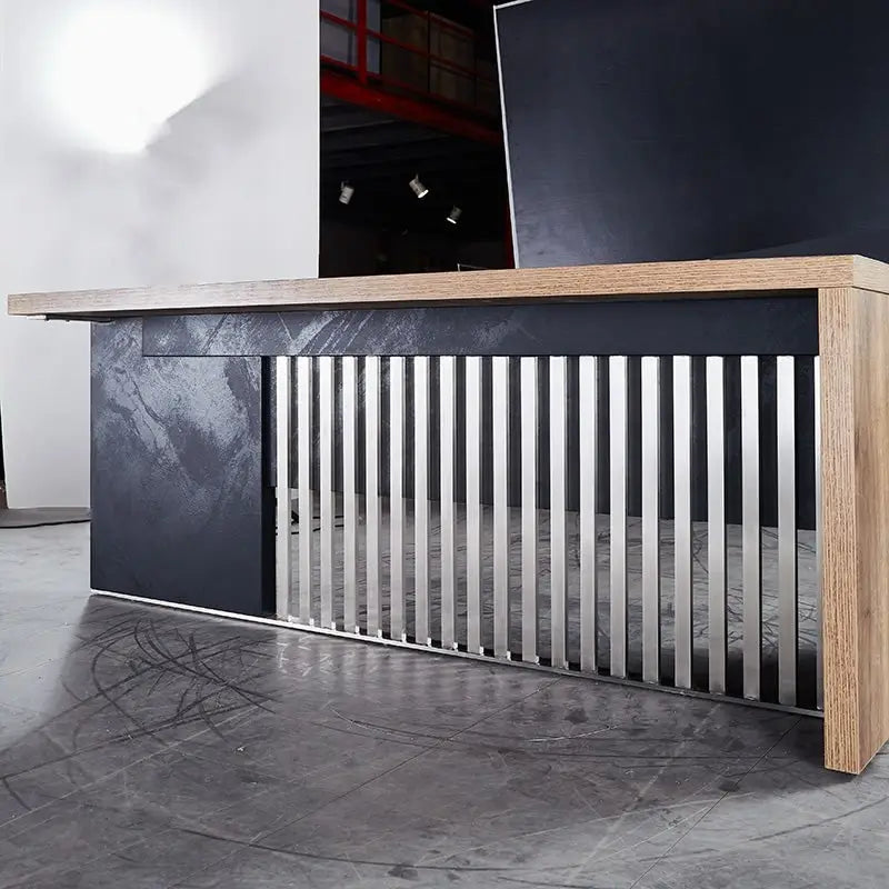 Bureau exécutif en L, style industriel moderne, imitation bois, avec classeur.