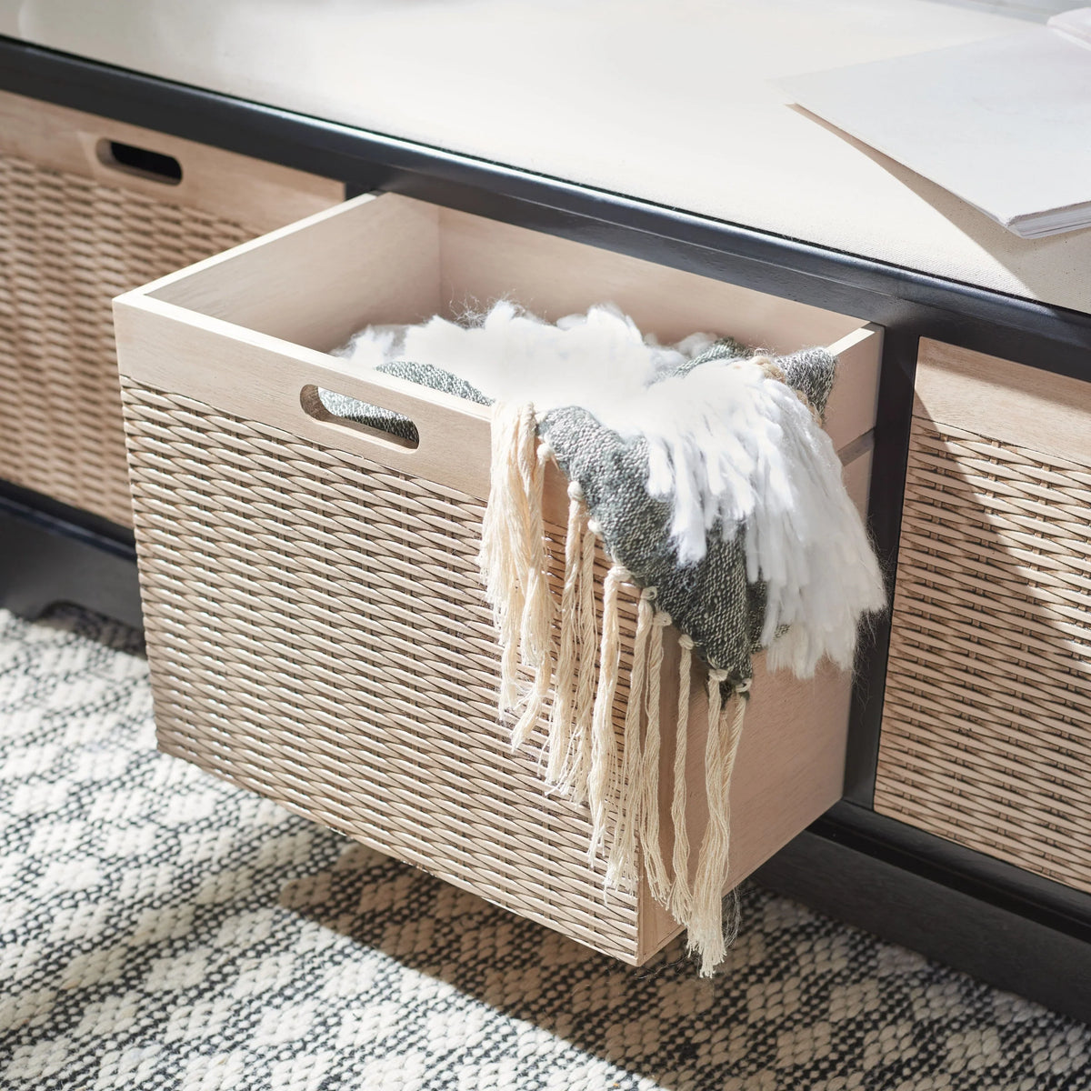 Banc de rangement SAFAVIEH Fiorello avec coussin et 3 tiroirs - 47,3 L x 15 P x 19 H - 47 L x 15 P x 19 H