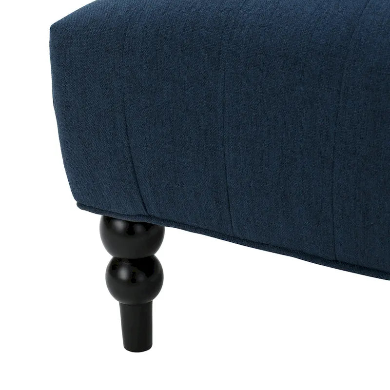 Fauteuil club capitonné à dossier haut avec accoudoirs, surpiqûres à losanges et boutons, argent