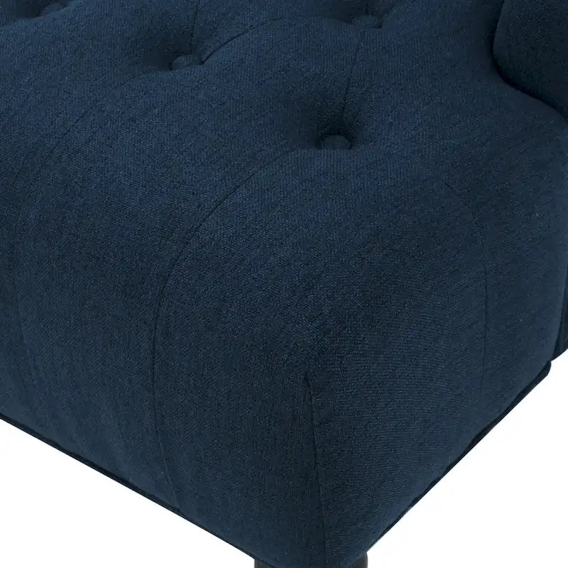 Fauteuil club capitonné à dossier haut avec accoudoirs, surpiqûres à losanges et boutons, argent