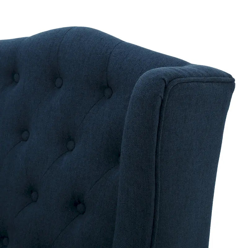 Fauteuil club capitonné à dossier haut avec accoudoirs, surpiqûres à losanges et boutons, argent