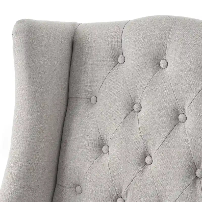 Fauteuil club capitonné à dossier haut avec accoudoirs, surpiqûres à losanges et boutons, argent