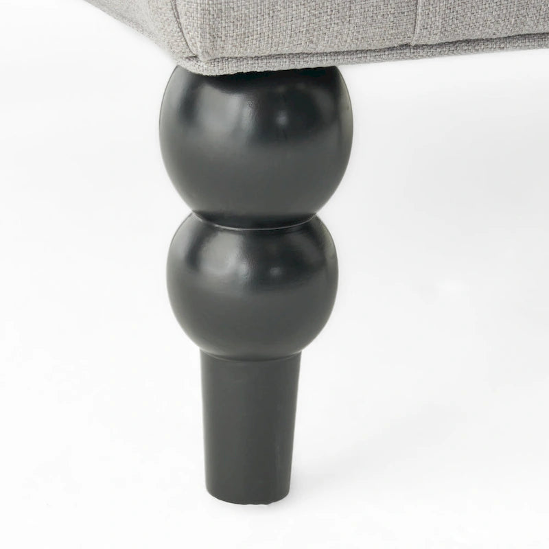 Fauteuil club capitonné à dossier haut avec accoudoirs, surpiqûres à losanges et boutons, argent