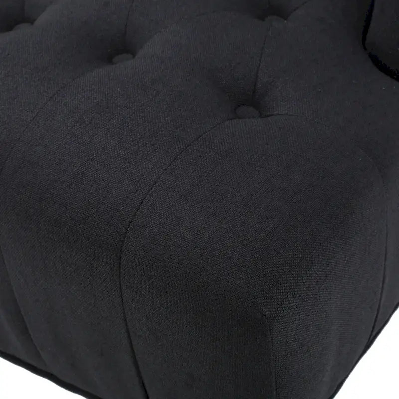 Fauteuil club capitonné à dossier haut avec accoudoirs, surpiqûres à losanges et boutons, argent