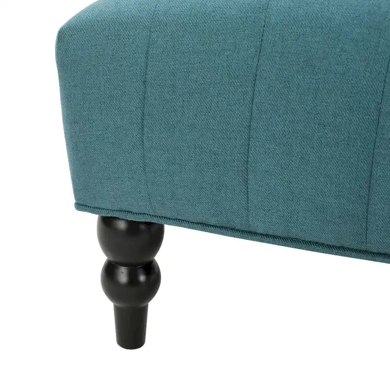 Fauteuil club capitonné à dossier haut avec accoudoirs, surpiqûres à losanges et boutons, argent