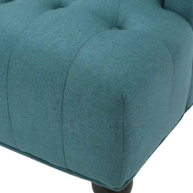 Fauteuil club capitonné à dossier haut avec accoudoirs, surpiqûres à losanges et boutons, argent