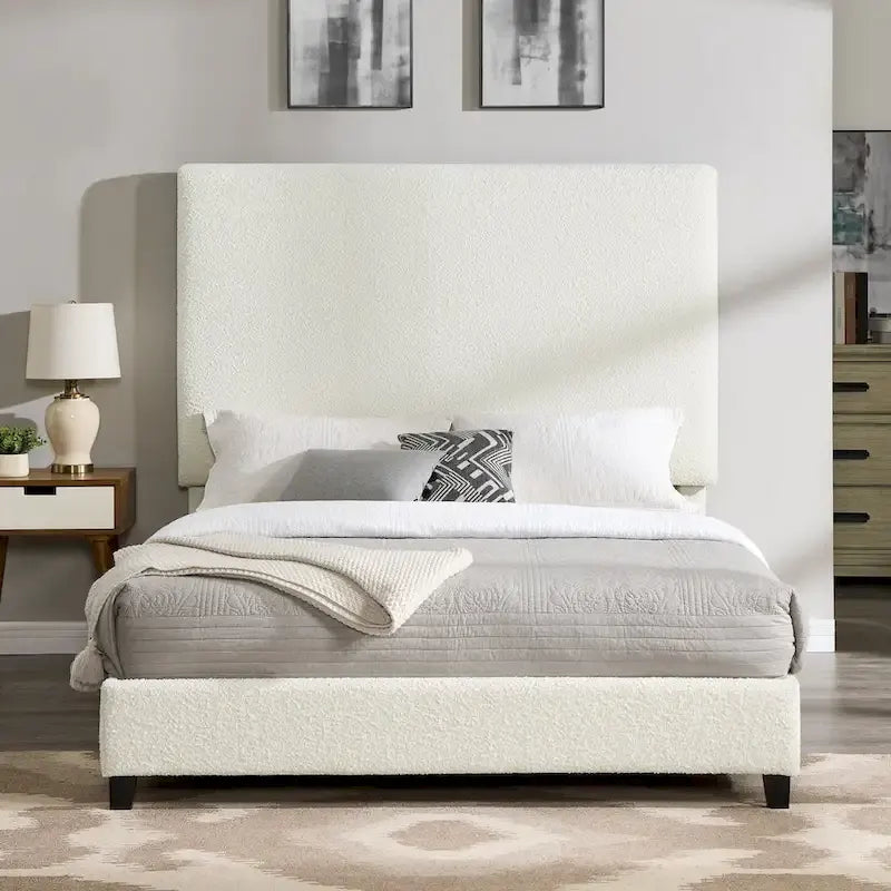 Lit plateforme avec tête de lit capitonnée en bouclette blanche haute