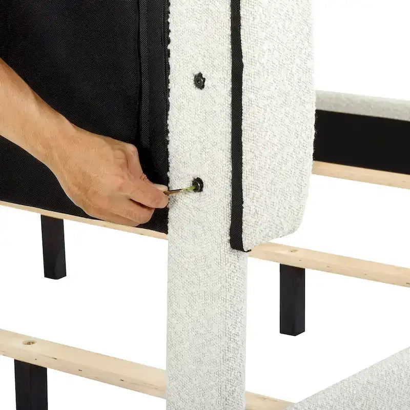 Lit plateforme avec tête de lit capitonnée en bouclette blanche haute