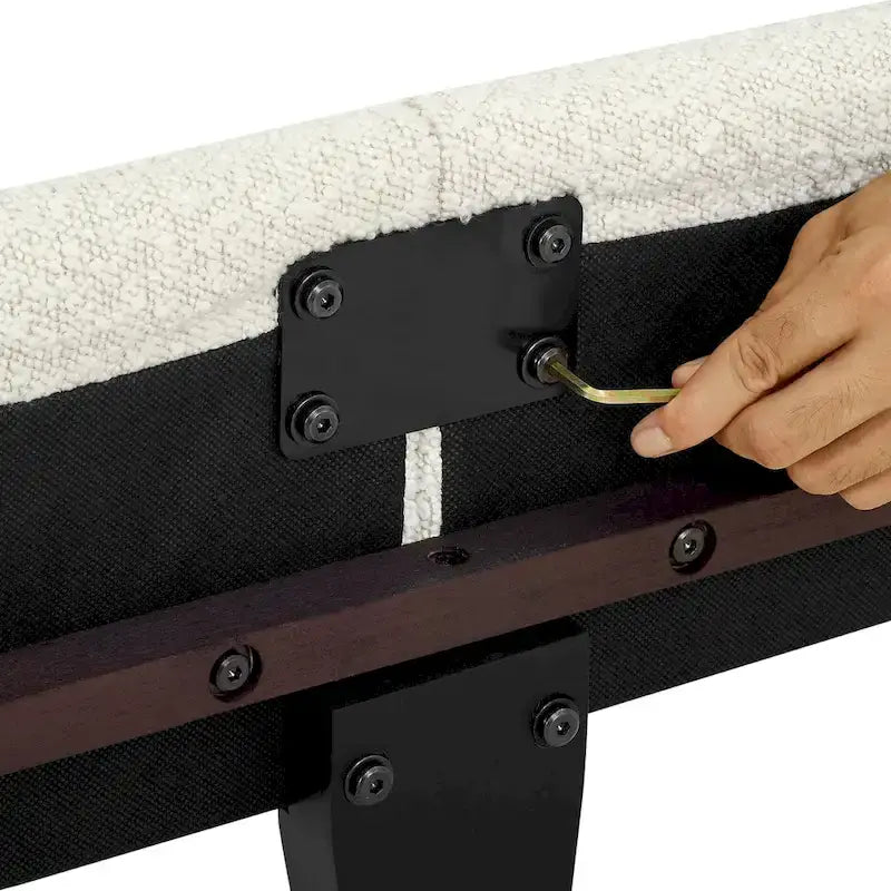 Lit plateforme avec tête de lit capitonnée en bouclette blanche haute