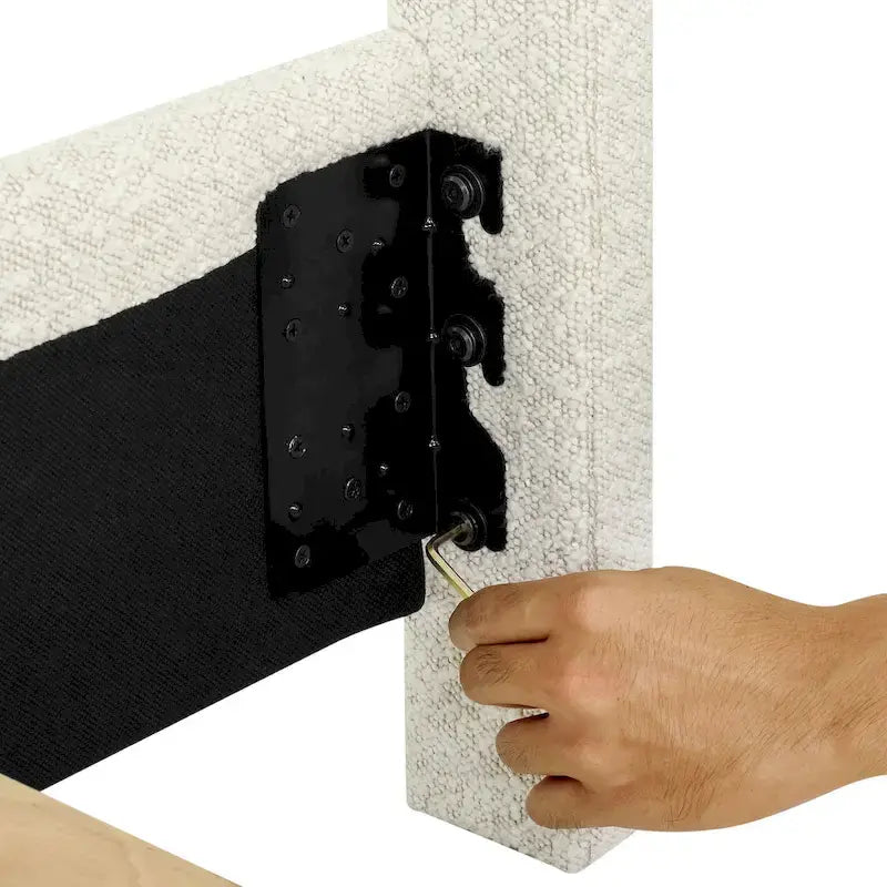 Lit plateforme avec tête de lit capitonnée en bouclette blanche haute