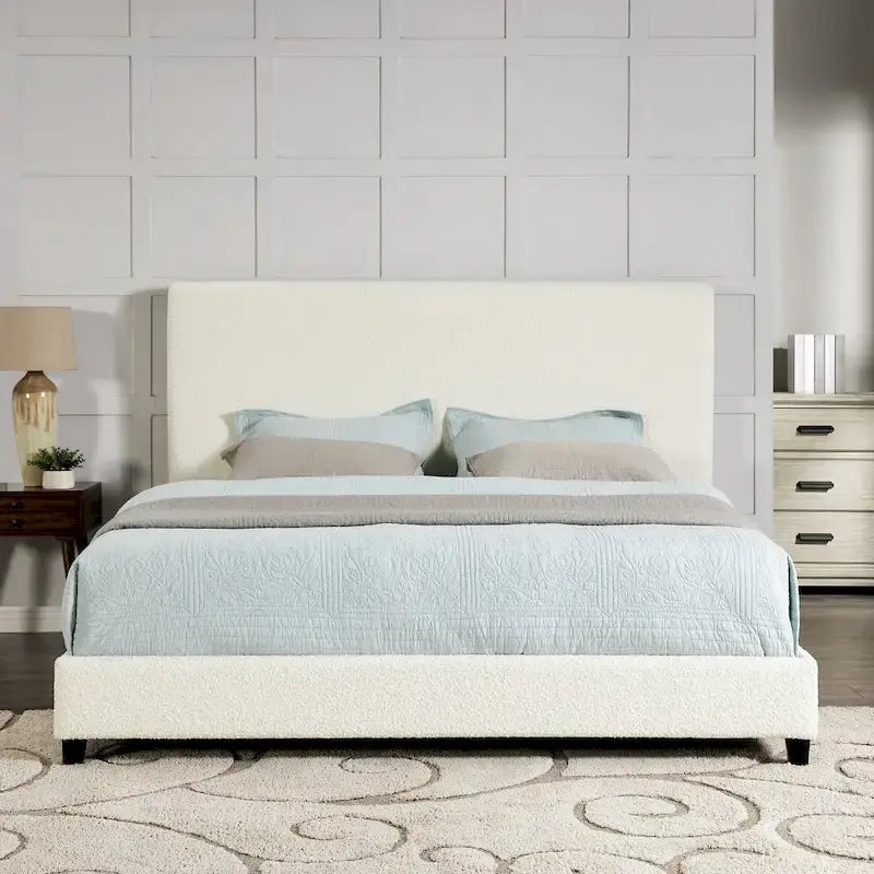 Lit plateforme avec tête de lit capitonnée en bouclette blanche haute