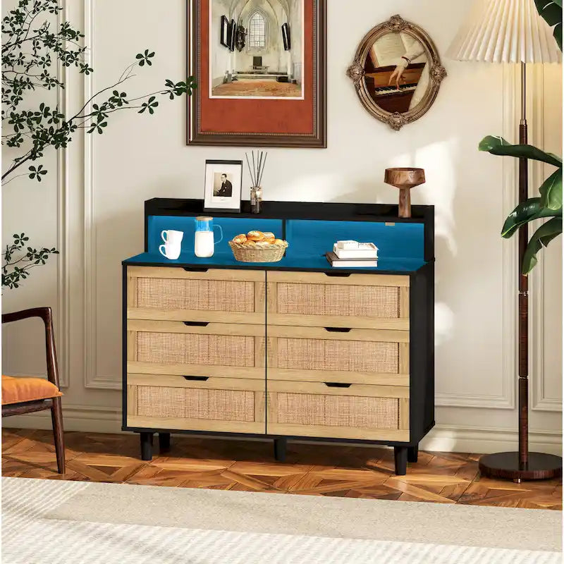 Commode à 6 tiroirs en rotin avec lumières LED, prise de courant et armoire de rangement en bois naturel