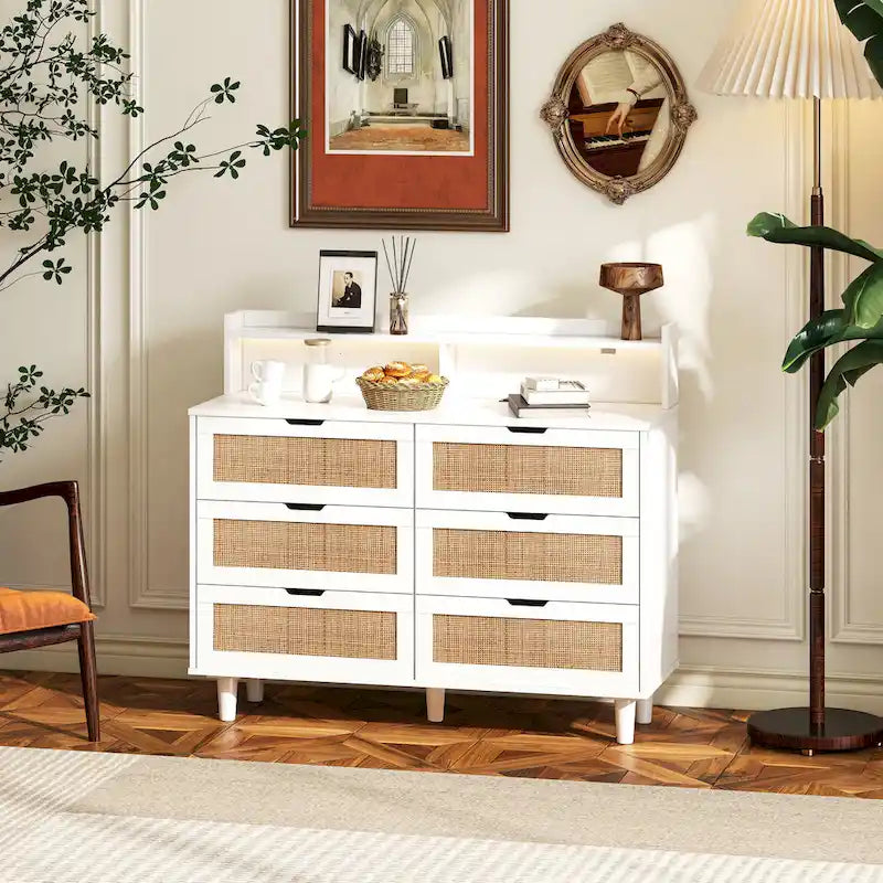 Commode à 6 tiroirs en rotin avec lumières LED, prise de courant et armoire de rangement en bois naturel