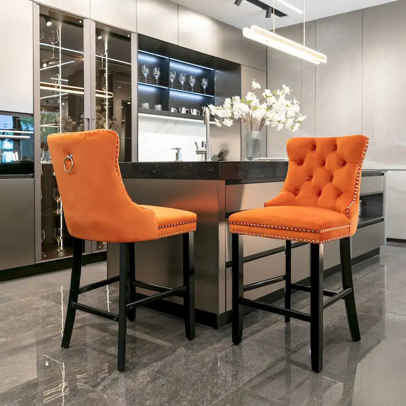 Tabouret de bar tapissé en velours avec dossier capitonné et garniture cloutée