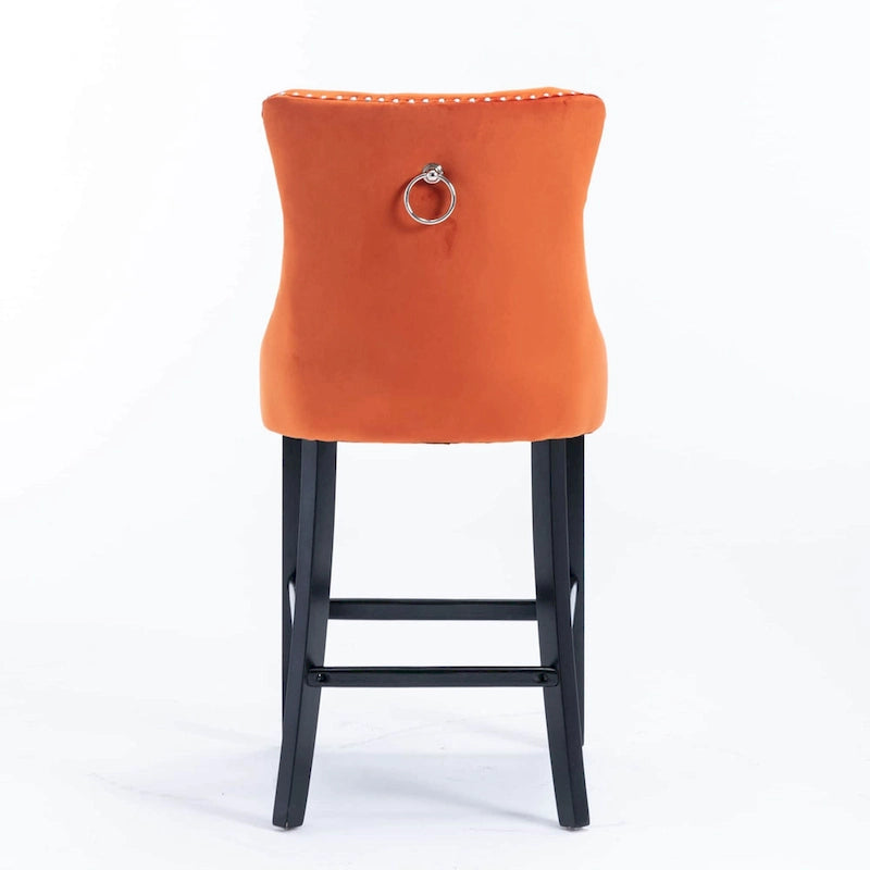 Tabouret de bar tapissé en velours avec dossier capitonné et garniture cloutée