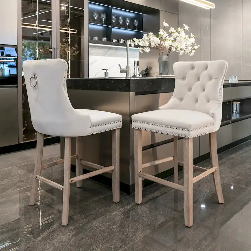 Tabouret de bar tapissé en velours avec dossier capitonné et garniture cloutée