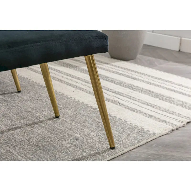 Fauteuil d'appoint en velours capitonné avec accoudoirs et pieds en métal doré