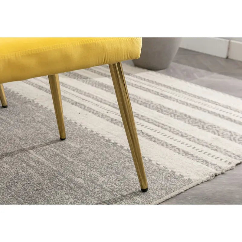 Fauteuil d'appoint en velours capitonné avec accoudoirs et pieds en métal doré